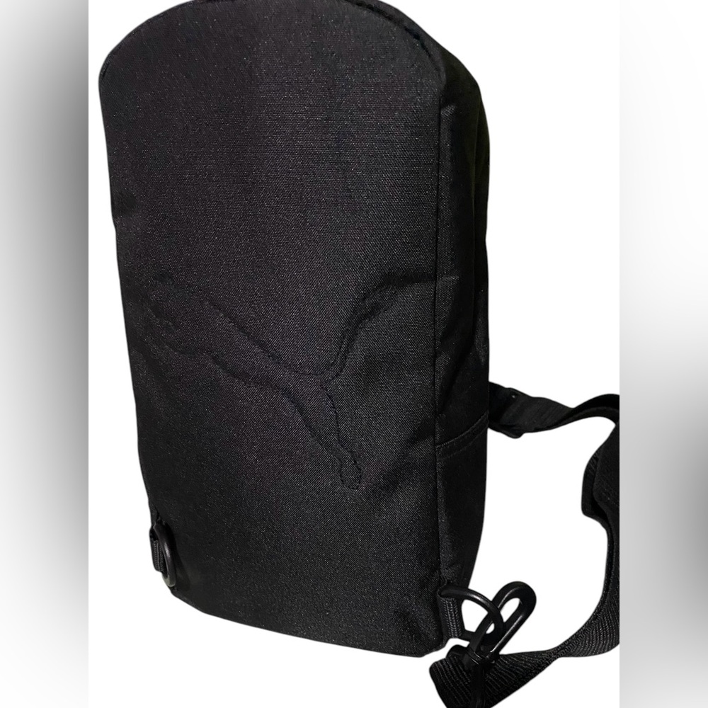 PUMA ~ Unisex Adult Sling Bag
Black & Gold
11” x 6” x 3.5” - Picture 4 of 11